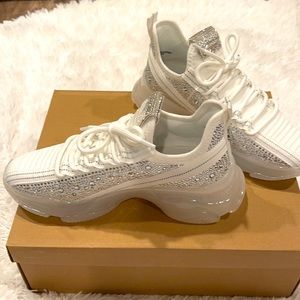 Brand New Maxima Monochrome Knit Sneaker
STEVE MADDEN size 7.5